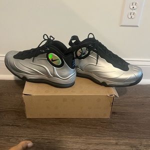 100% AUTHENTIC NIKE TOTAL AIR FOAMPOSITE MAX IN GOOD CONDITION!! METALLIC SILVER